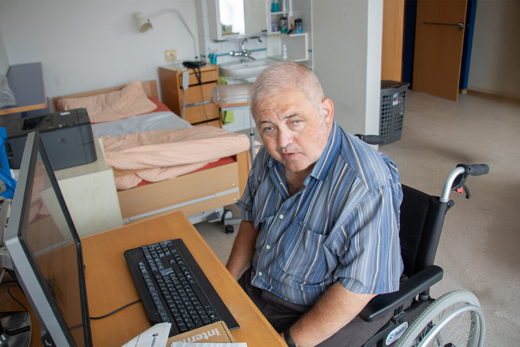 Urs Senn beim arbeiten am Computer