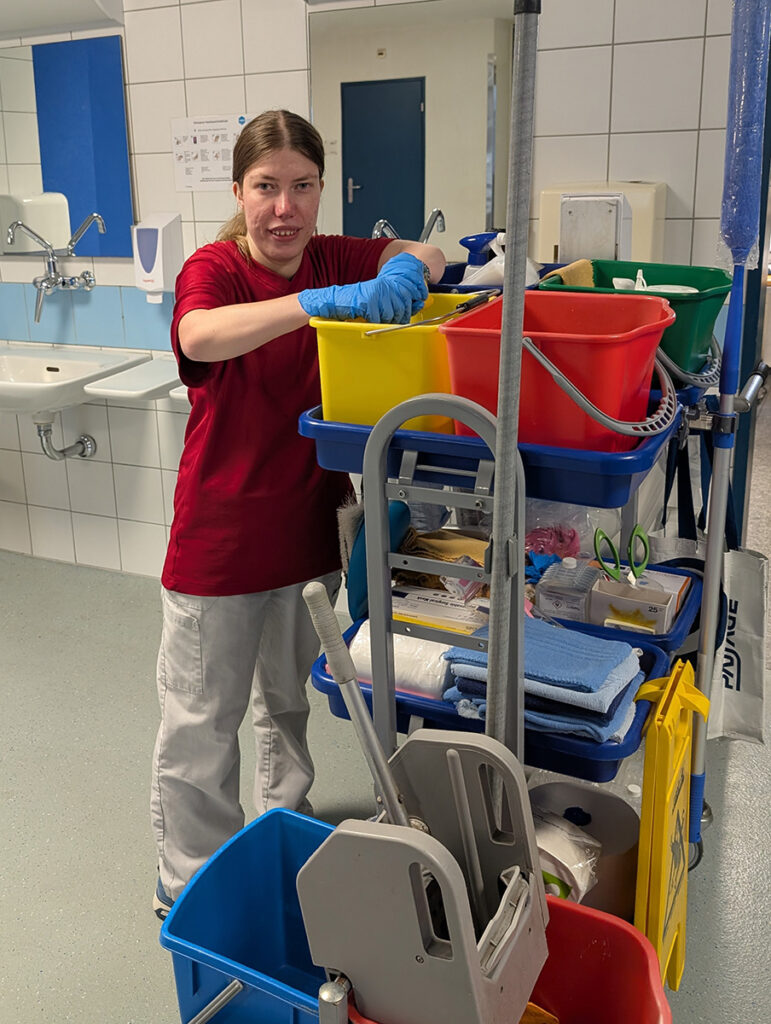 iwaz Berufe Nicole arbeitet in der Reinigung
