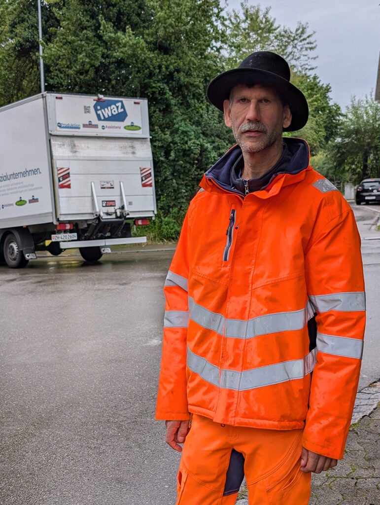 Marc Liechti beim Einweisen der Autos