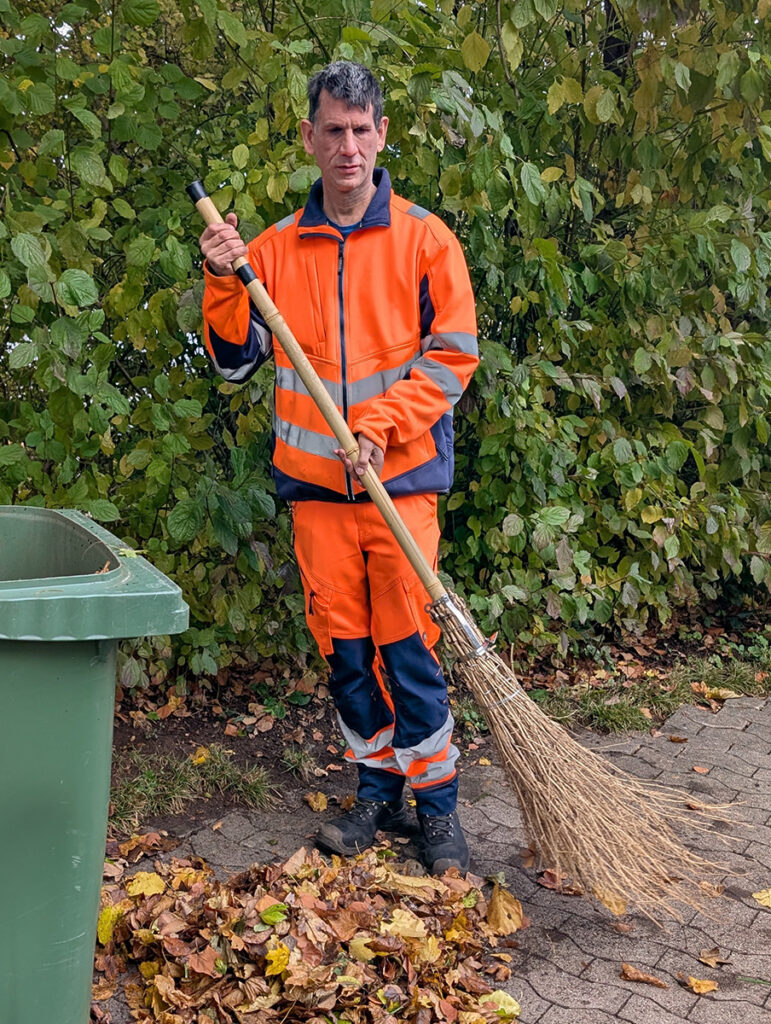 Marc Liechti bei der Arbeit im Garten