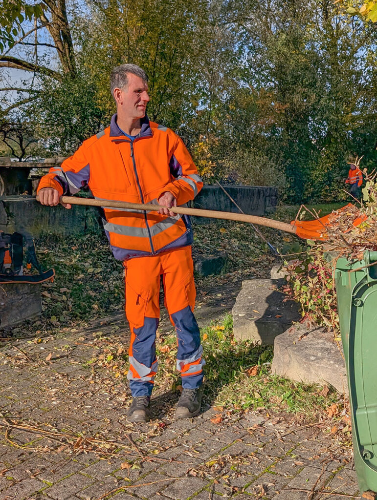 Marc Liechti bei der Arbeit im Garten