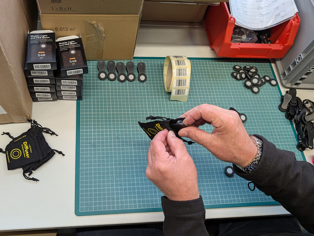 iwaz Handfertigung in Stofftasche verpacken