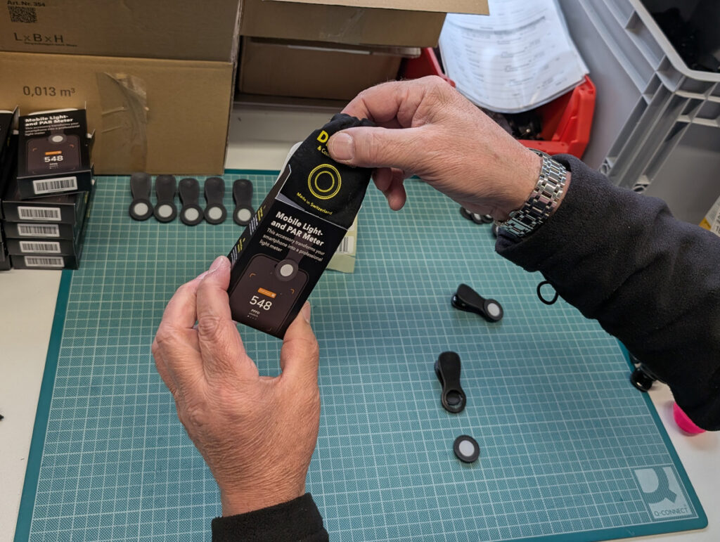 iwaz Handfertigung in Kartonschachtel verpacken