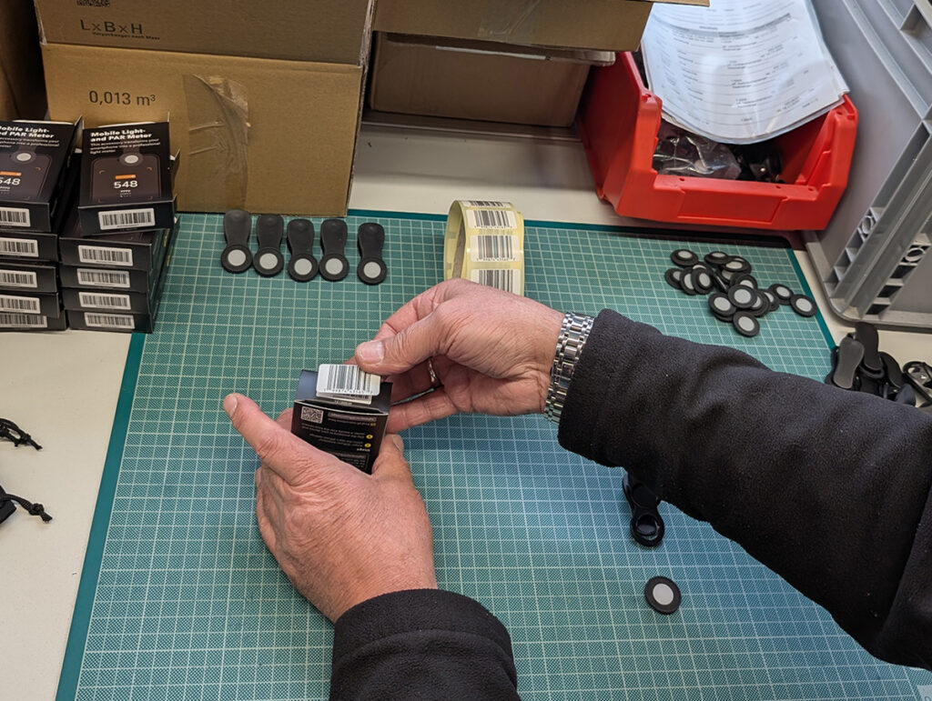 iwaz Handfertigung Kleber anbringen