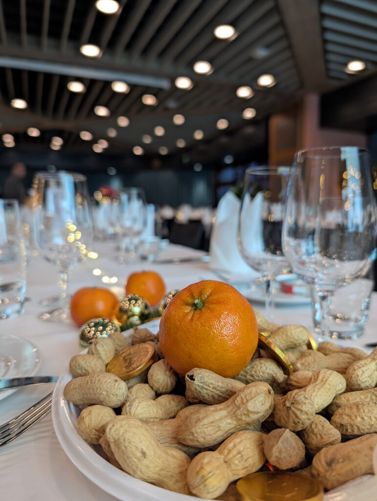 iwaz Weihnachtsfeier 2025 mit spanischen Nüssli und Mandarinen