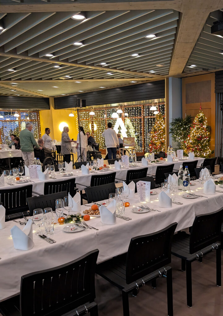 iwaz Weihnachtsfeier 2025 mit schöner Dekoration