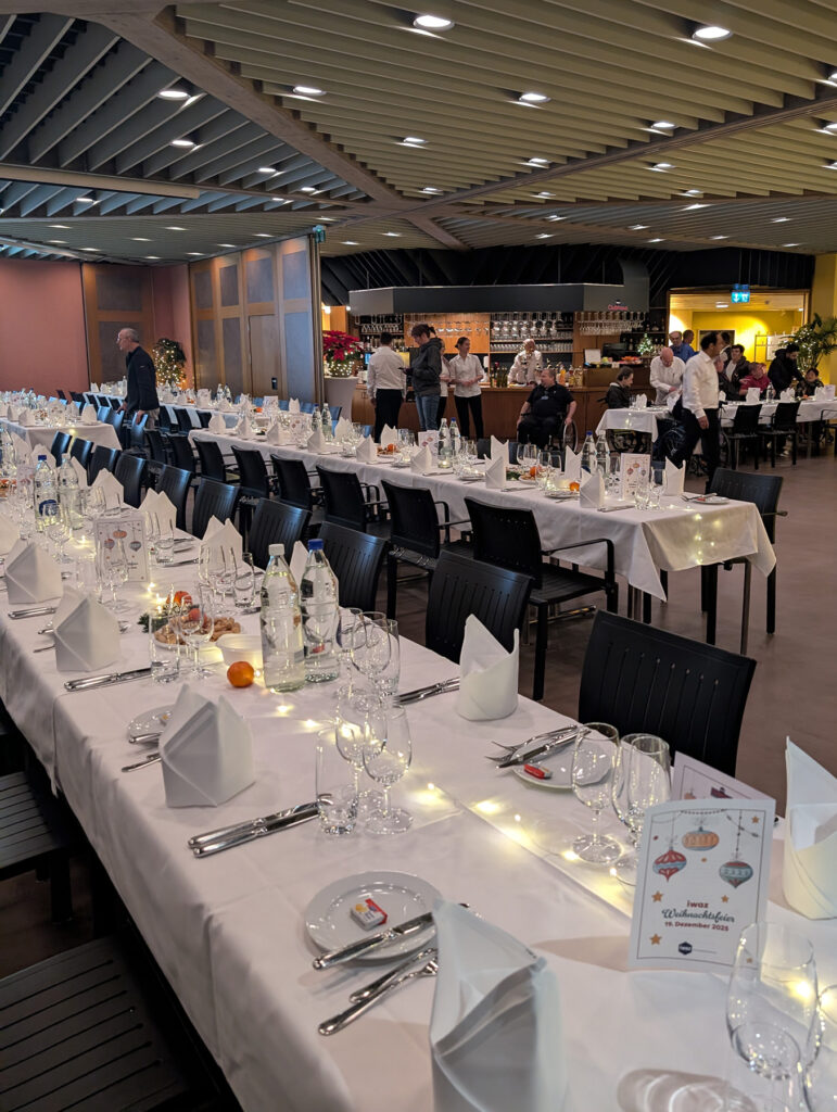 iwaz Weihnachtsfeier 2025 mit schöner Dekoration