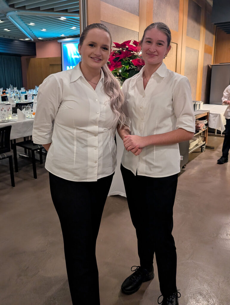 iwaz Weihnachtsfeier 2025 mit Servicepersonal