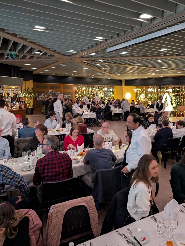 iwaz Weihnachtsfeier 2025 mit schöner Dekoration und Menschen