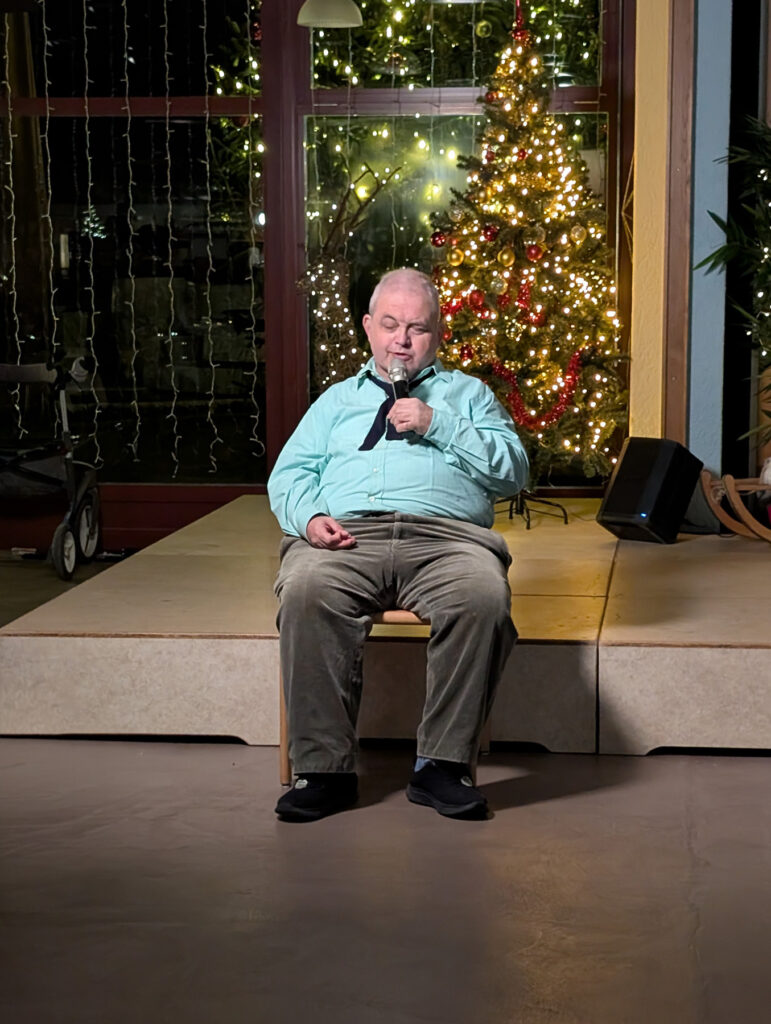 iwaz Weihnachtsfeier 2025 Beat erzählt Weihnachtsgeschichte