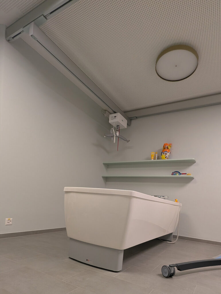 Deckenlift im Bad des Flamingo Kinderhospiz