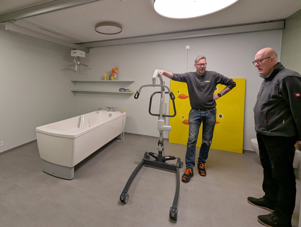 Deckenlift im Bad des Flamingo Kinderhospiz