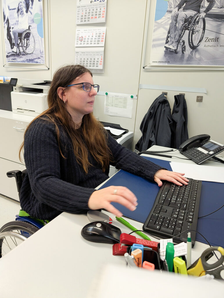 Simona mit dem Computer am arbeiten