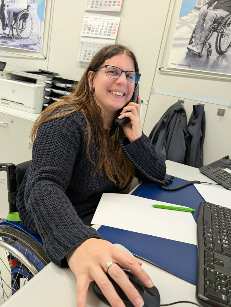 Simona am mit Kunden am Telefon