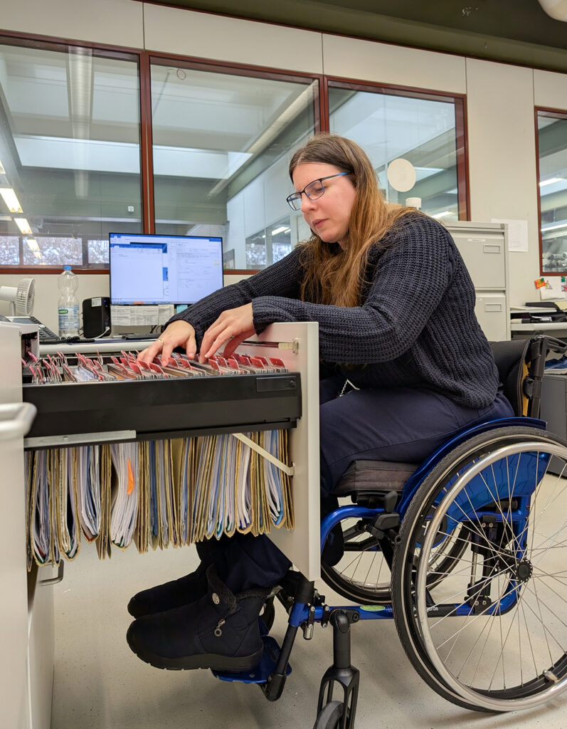 Simona sucht Dossiers heraus