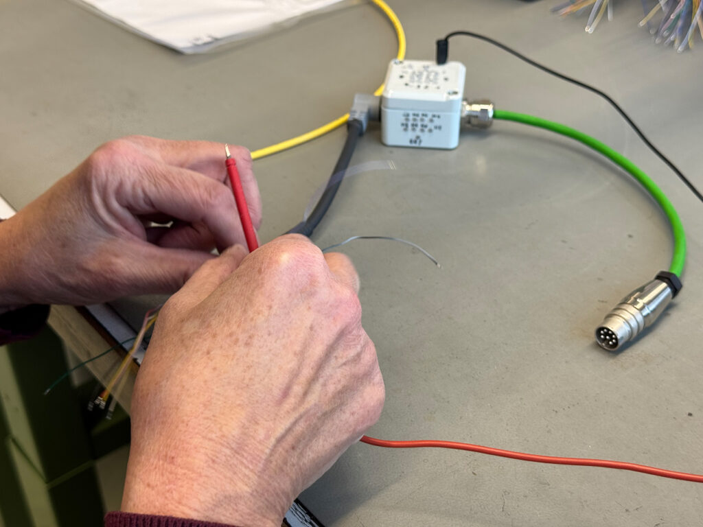 Bearbeitung Spitalbettsteuerung, Kabel teilen