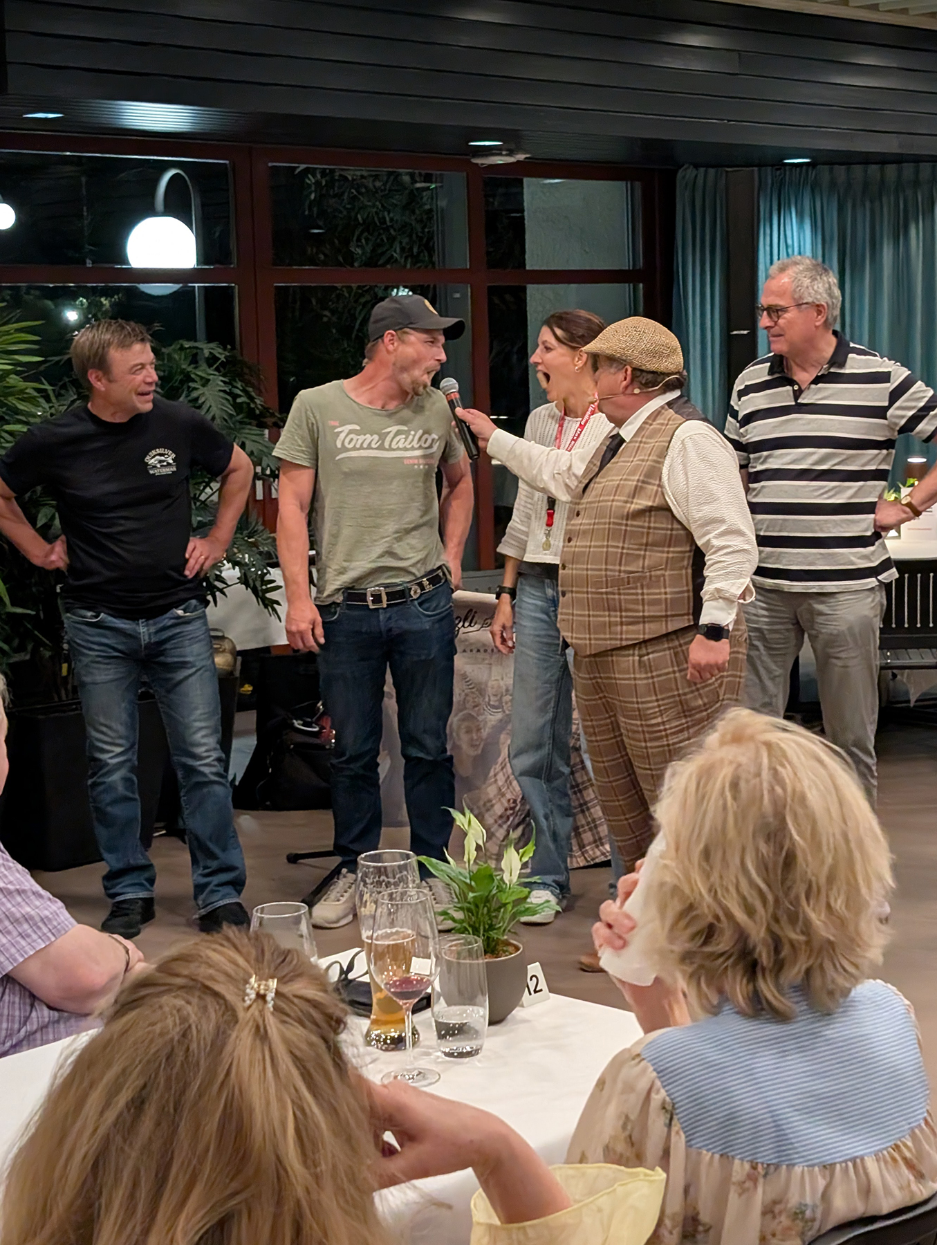 Mitmachen am Comedy Dinner mit Max Bünzli