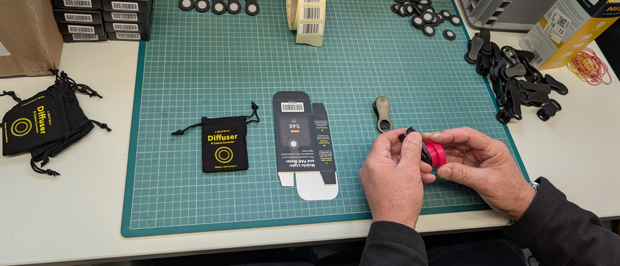 Handfertigung mit System: Auftragsfertigung bei iwaz – Beispiel LIGHTRAY