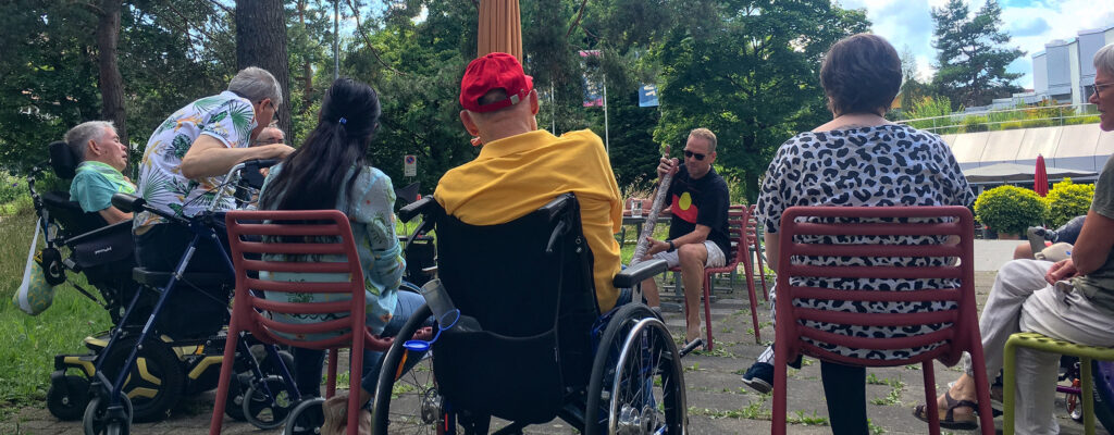 iwaz Freiwilligenarbeit - Bewohner hören ein Didgeridoo-Konzert
