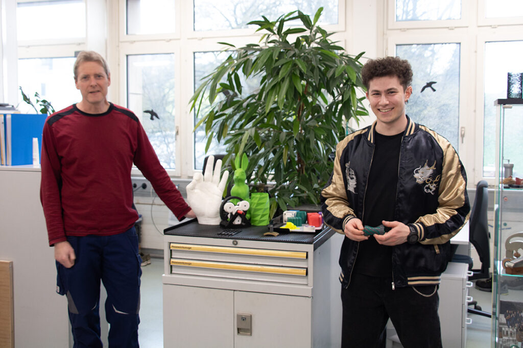 Timur mit einem seiner Berufsbildner, Gerold Martin, im iwaz