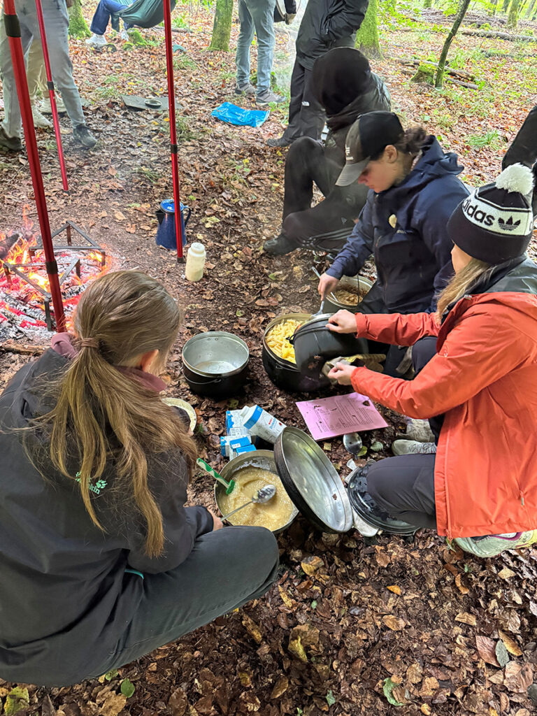 Kochen im Wald während der iwaz Projektwoche